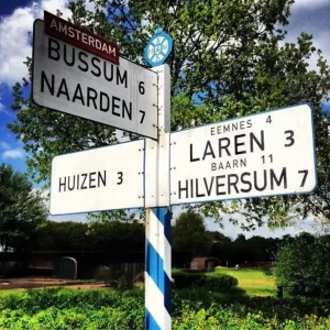 Bord met plaatsnamen uit het Gooi