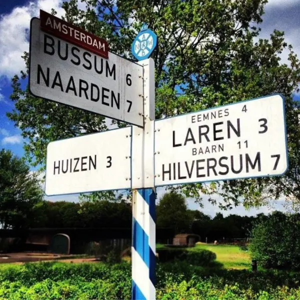 Bord met plaatsnamen uit het Gooi