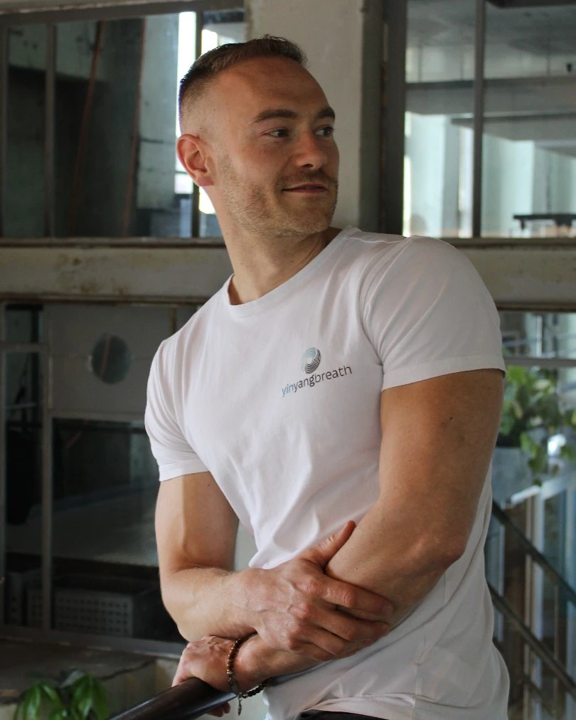 Justin van Primal Focus leunt ontspannen tegen een railing, portret voor branding en webdesign.