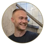 Foto van Justin van den Berg, hij kijk lachend naar links