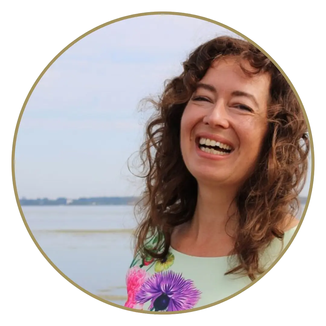 Foto van Linda Koster, ze kijkt lachend de camera in. Achter haar is het Gooi meer
