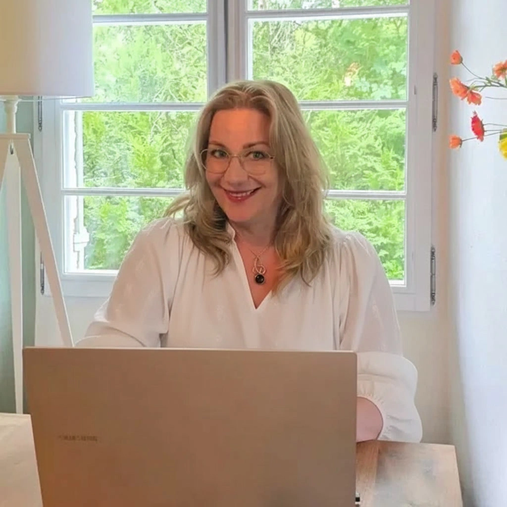 Marion Terpstra werkt aan een maatwerk website aan haar bureau, met focus op persoonlijk webdesign en volledige aandacht voor het bedrijf van de klant