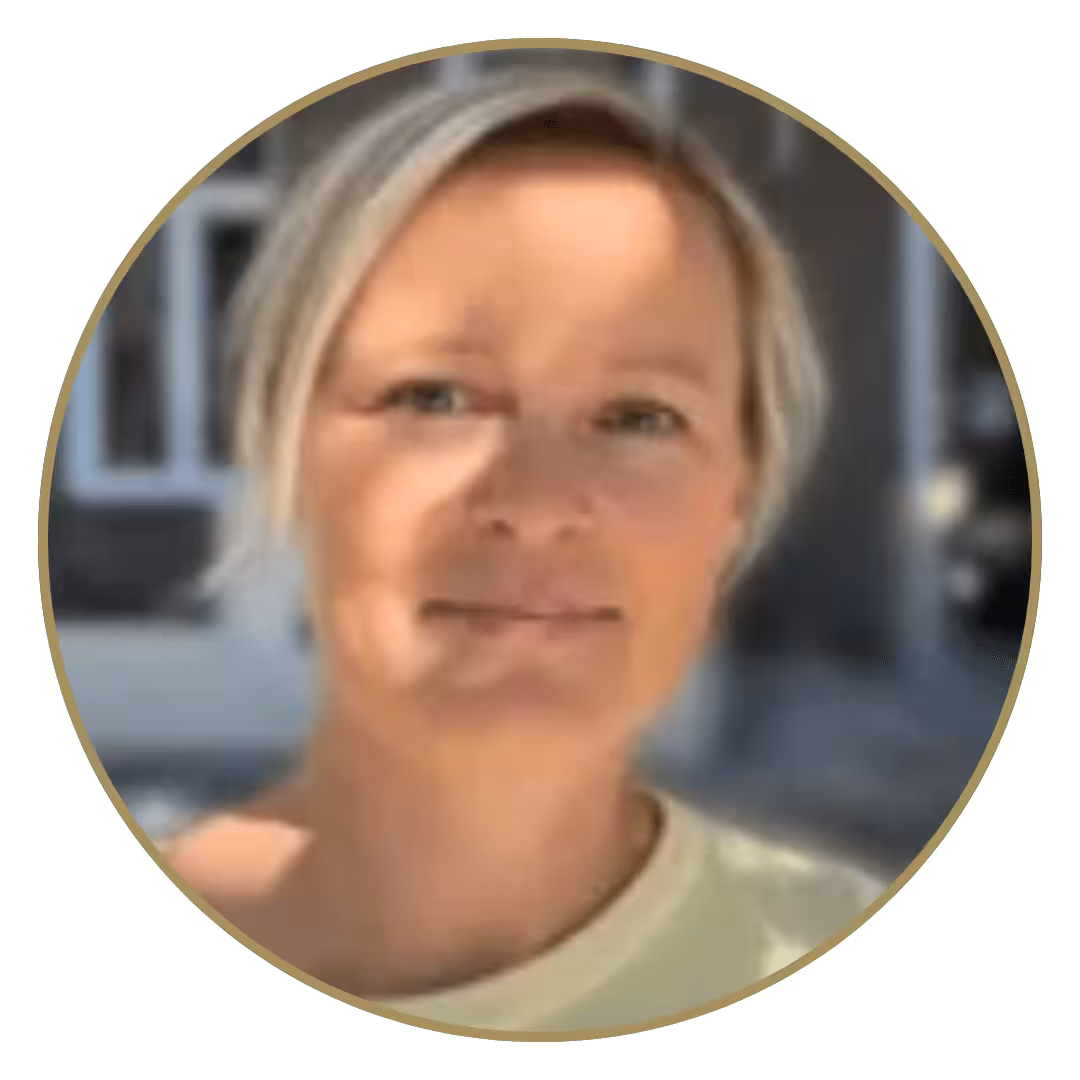 Myrna, een dame met blond haar die naar de camera glimlacht,