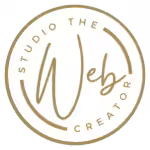 een rond logo van Studio The WebCreator, wit met gouden letters.