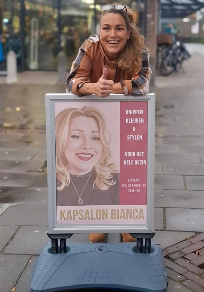 Stoepbord reclame voor kapsalon in het Gooi