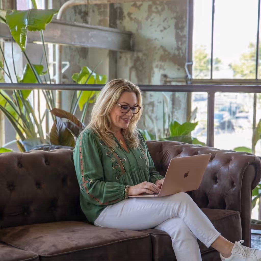 Marion Terpstra van Studio The WebCreator is aan het werk op de laptop