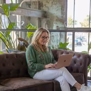 Marion Terpstra van Studio The WebCreator is aan het werk op de laptop