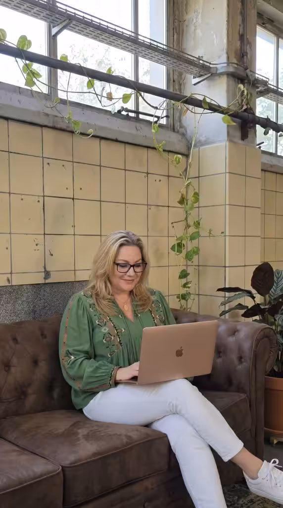 Marion Terpstra van Studio The WebCreator is aan het werk op de laptop
