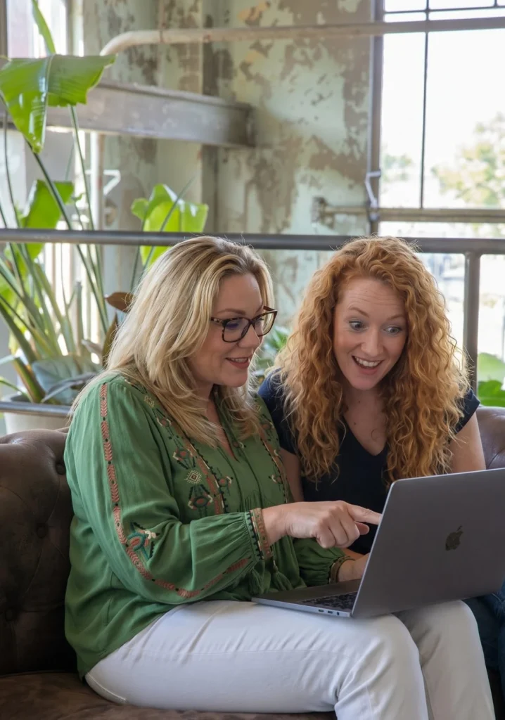 Marion van Studio The WebCreator bespreekt samen met een klant de website op een laptop"