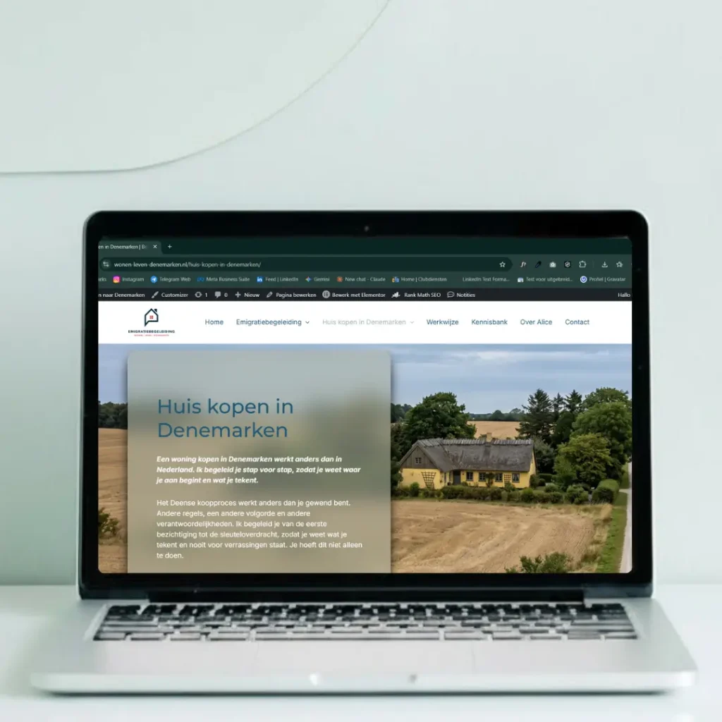Laptop toont website van Wonen en Leven in Denemarken gebouwd door Studio The WebCreator"