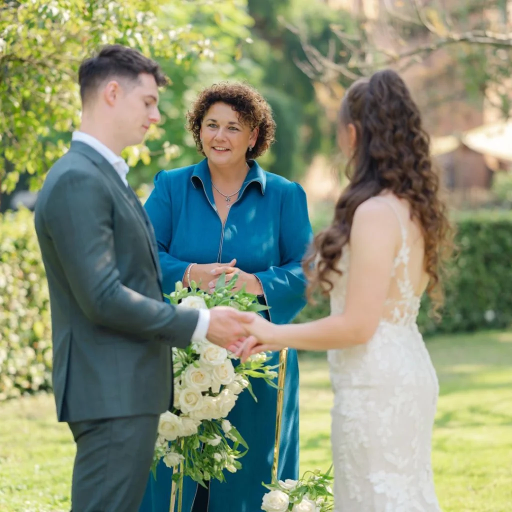 Verbinding-en-aandacht-tijdens-de-ceremonie door Madelon Trouwt